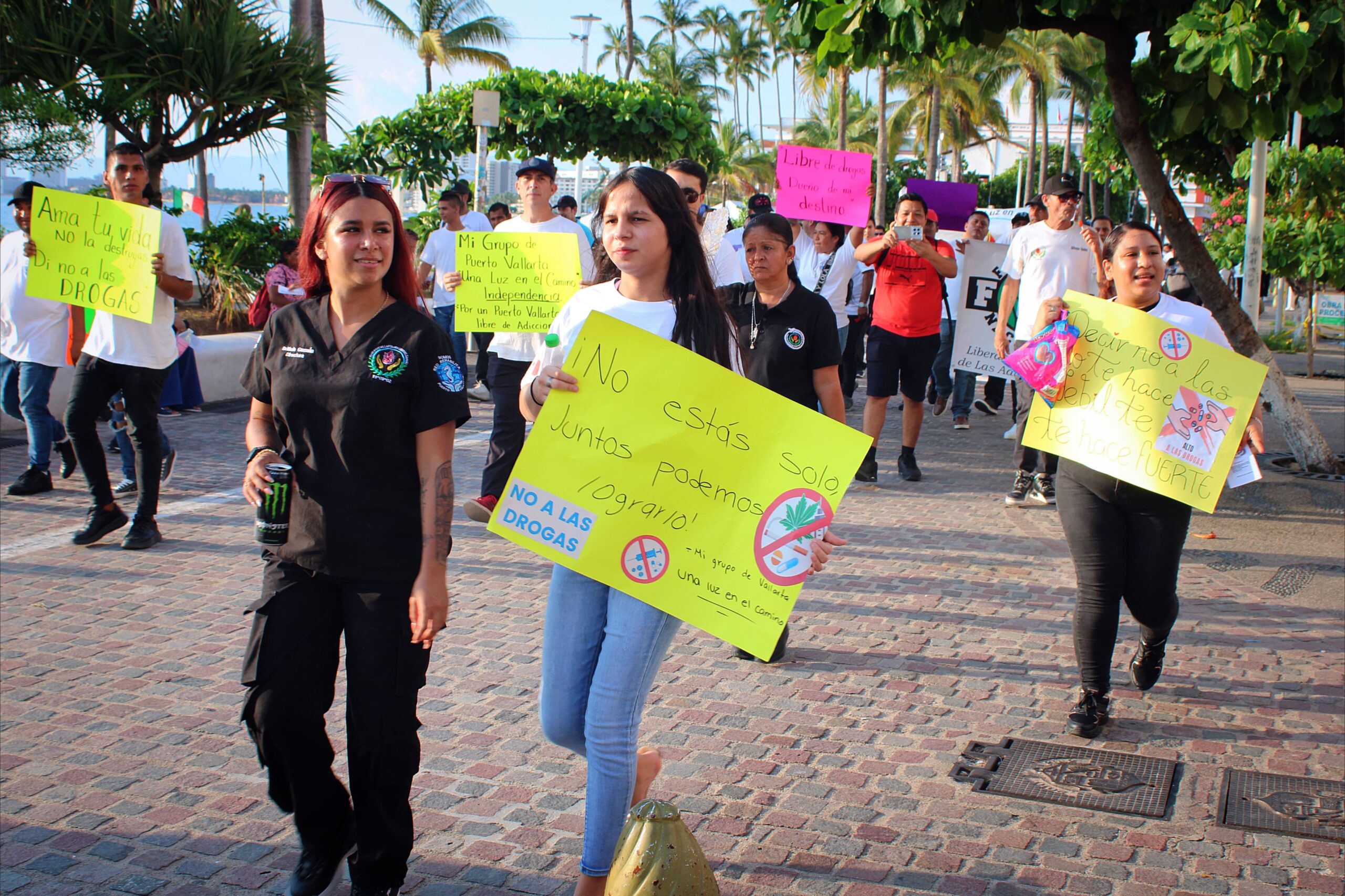 Desfilan en Puerto Vallarta para conmemorar el Día Internacional de la Lucha Contra el Uso Indebido de Sustancias