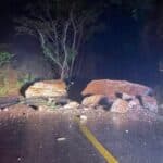 Derrumbe de material sobre la carretera federal 200.