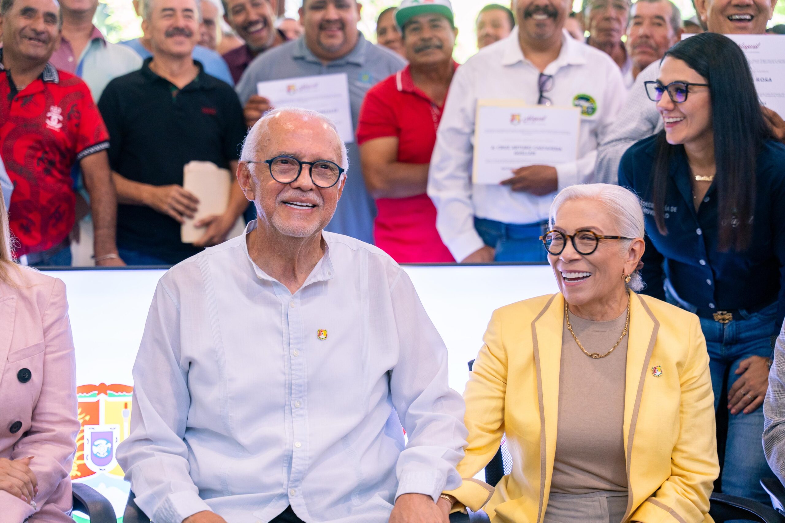 Miguel Ángel Navarro y Beatriz Estrada reconocen años de esfuerzo con entrega de concesiones y créditos