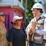 Israel Santillán supervisa avances de la calle Simeón en Mezcales