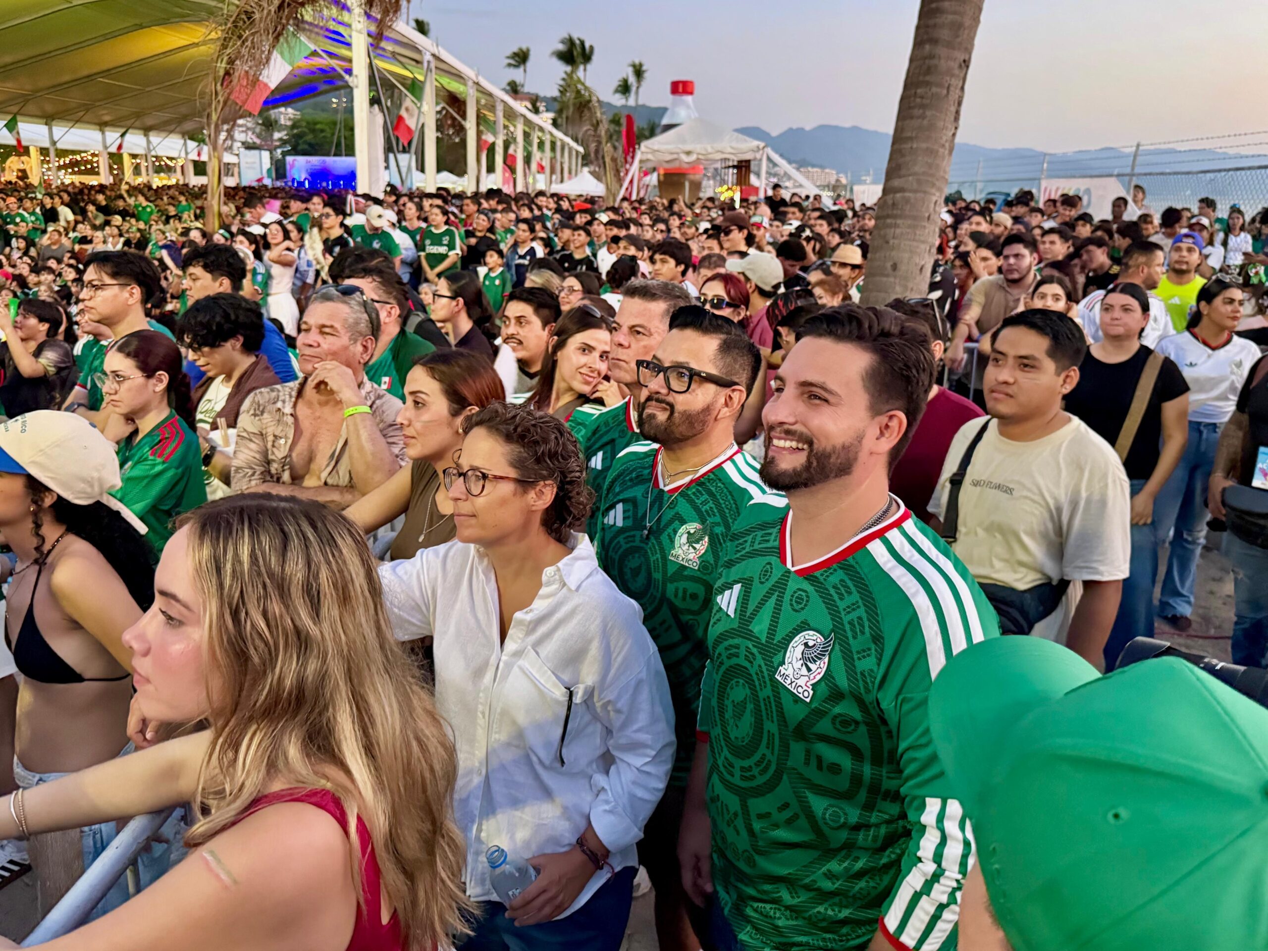 Arquitecto Luis Munguía celebra con la afición vallartense el triunfo de México sobre Ecuador