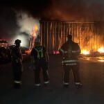 Bomberos de Puerto Vallarta atienden incendio en una bodega en la colonia Lomas del Progreso