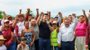 Israel Santillán cumple compromisos con vecinos de la Bicentenario y encabeza jornada de Limpiatón