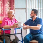 Brinda Arq. Luis Munguía apoyo a Don Juan con aparato auditivo