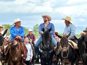 Arq. Luis Munguía celebra junto a familias Las Paseadas de Las Palmas