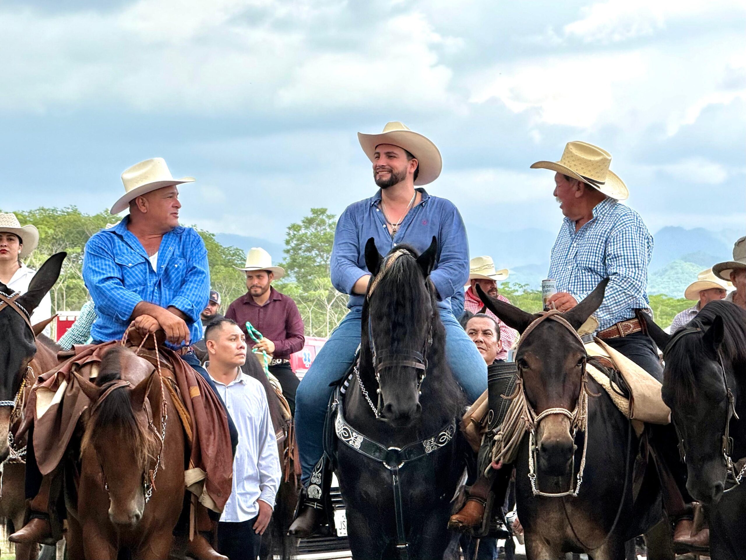 Arq. Luis Munguía celebra junto a familias Las Paseadas de Las Palmas