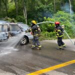 Vehículo fue consumido por el fuego sobre la carretera 200