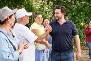 Cumple Luis Munguía a Tebelchía con agua potable y más apoyos para sus familias