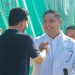Luis Munguía entrega lentes gratuitos a las familias de La Floresta
