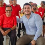 Israel Santillán refrenda respaldo a adultos mayores durante visita a club de la tercera edad en Bucerías