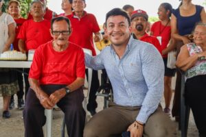 Israel Santillán refrenda respaldo a adultos mayores durante visita a club de la tercera edad en Bucerías