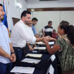 Entrega Luis Munguía contratos de concesión a locatarios del Mercado Las Américas