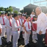 Miguel Ángel Navarro Quintero, encabezó desde la Plaza Benito Juárez, frente a Casa de Gobierno, el izamiento de la Bandera Nacional