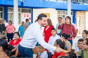 Entrega Luis Munguía domo en primaria de Ecoterra