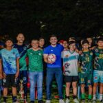 Israel Santillán refrenda compromiso con el deporte durante “Cascarita Bahía” en Sayulita