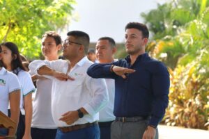 Israel Santillán desea éxito a estudiantes del CECyTEN en su regreso a clases