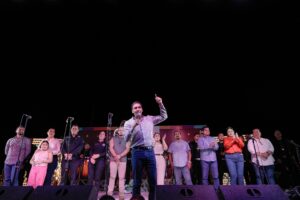 Héctor Santana comparte la alegría de las fiestas patronales en la Emilio M. González, Altavela y Santa Fe