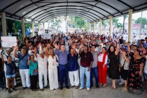 Héctor Santana refrenda su compromiso con comerciantes de playa de Bahía de Banderas