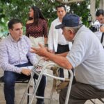 Héctor Santana atiende personalmente a ciudadanos de Jarretaderas