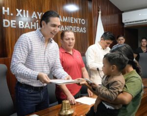 Impulsa Héctor Santana registros extemporáneos en Bahía de Banderas