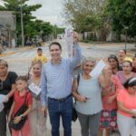 Inaugura Héctor Santana la calle de ingreso al Fraccionamiento Las Conchas